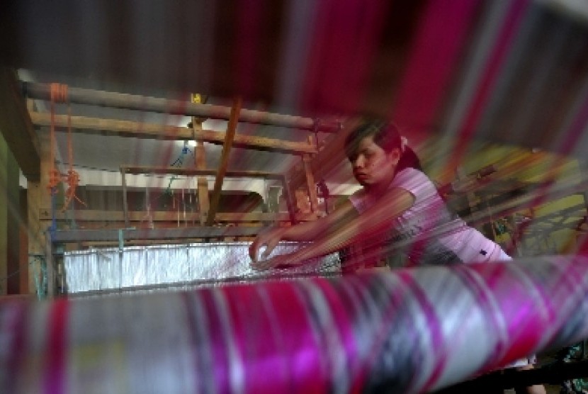 Seorang penenun merapikan benang sutra yang akan ditenunnya di Kabupaten Wajo, Sulsel.