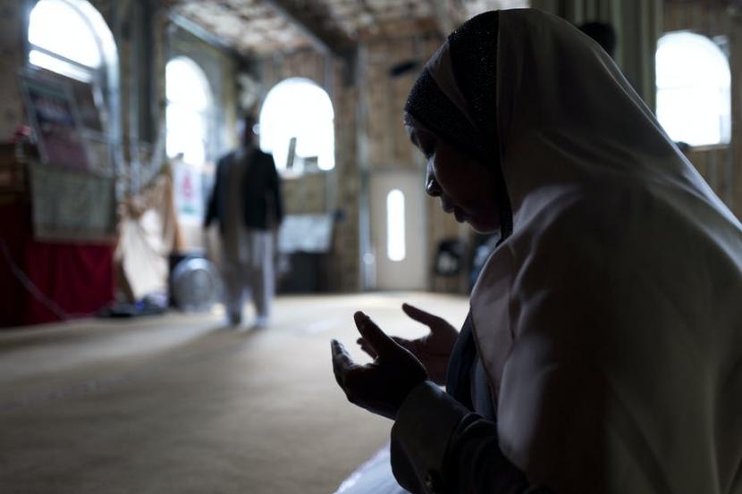 Seorang pengacara untuk kantong Muslim Islamberg berdoa di sebuah masjid di Tompkins, New York. 