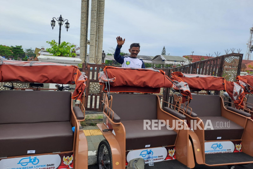 Seorang pengayuh becak di Kabupaten Indramayu menerima bantuan becak listrik gratis dari Presiden Prabowo Subianto, Kamis (13/11/2025). 