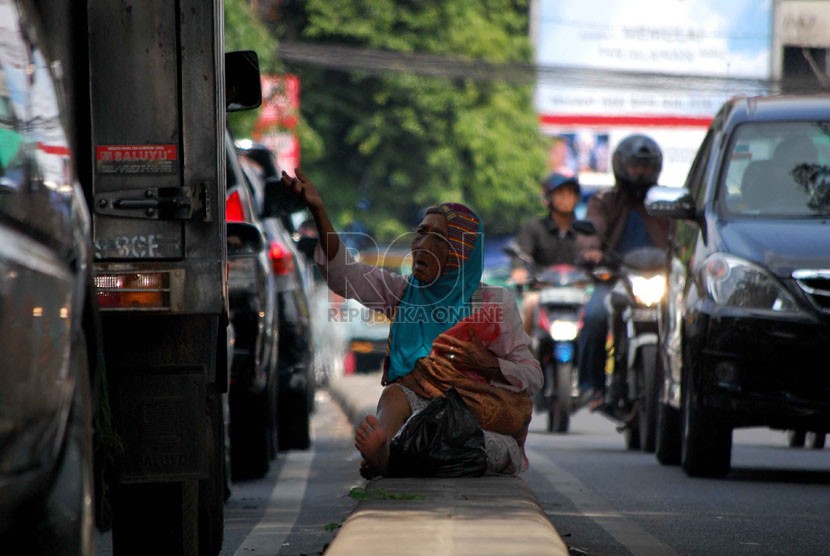 Pengemis. Tim gabungan Dinas sosial dan Satuan Polisi Pamong Praja (Satpol PP) Kota Ambon gencar melakukan razia gelandang dan pengemis di ruang publik dan ruas jalan utama di Kota Ambon. (ilustrasi)
