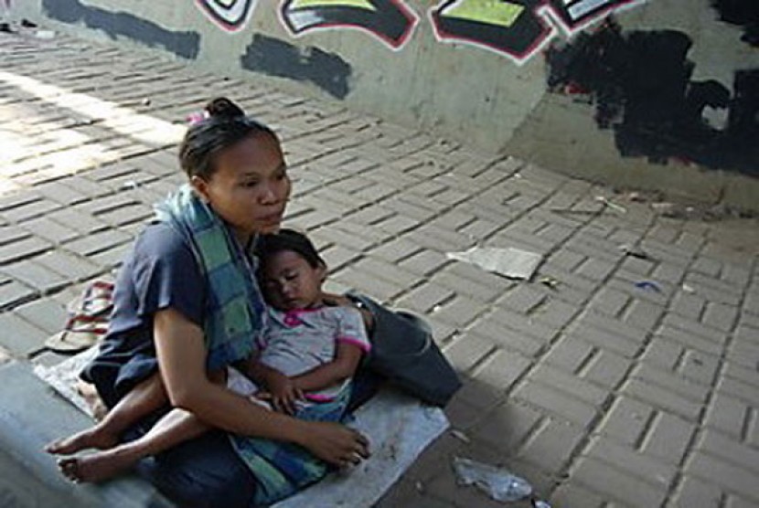 Seorang pengemis bersama bayinya