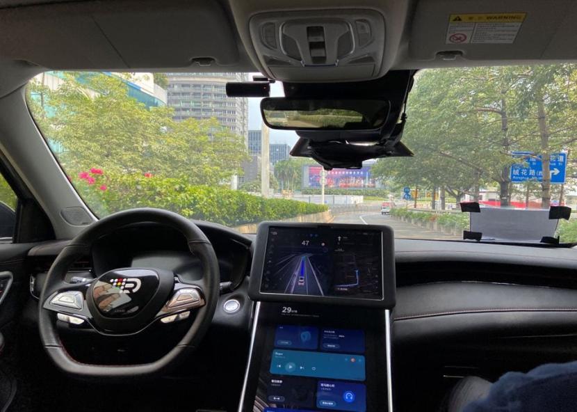 Seorang pengemudi keselamatan duduk di kursi penumpang saat mobil dengan sistem penggerak otonom, mengemudi sendiri di jalan di Shenzhen, provinsi Guangdong, China 29 Juli 2022.
