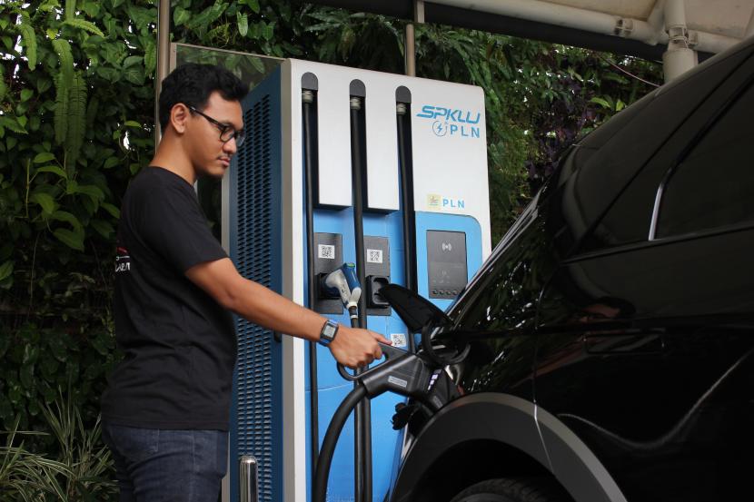Seorang pengemudi mengisi daya baterai mobil listriknya, (ilustrasi).  PT PLN (Persero) mengajak keterlibatan global dalam proyek transisi energi di Indonesia. 