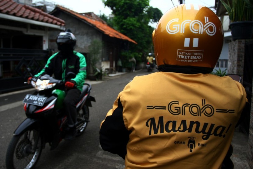 Seorang pengemudi ojek online Grab Bike (ilustrasi).