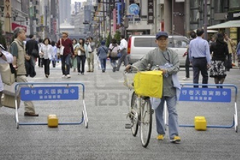 Seorang pengemudi sepeda di kawasan Ginza, Tokyo