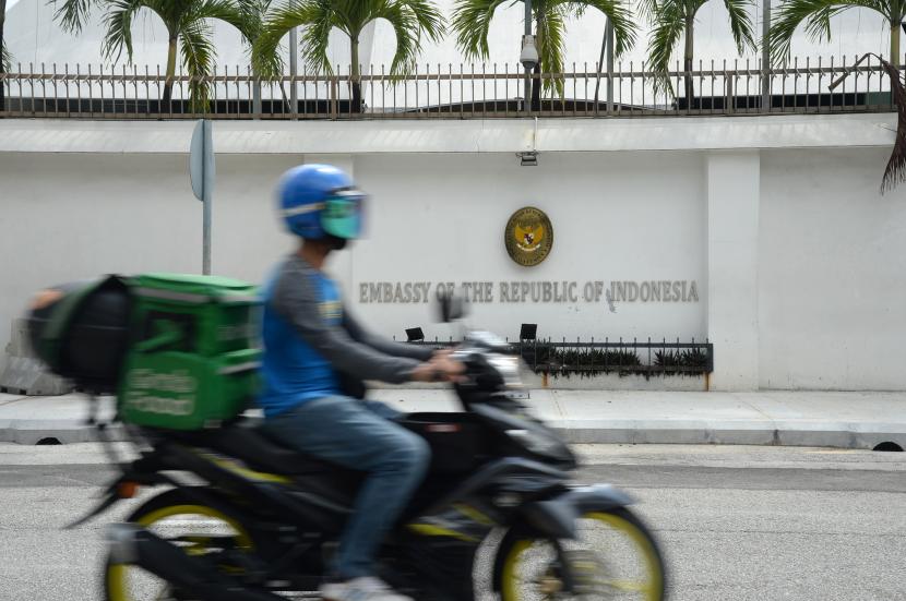 Seorang pengendara grabfood dengan memakai masker melewati kantor Kedutaan Besar Republik Indonesia (KBRI) di Kuala Lumpur, Malaysia, Jumat (14/5/2021). 