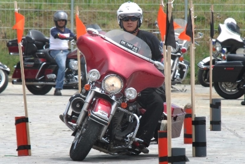 Seorang pengendara Harley Davidson belajar safety riding di Surabaya, Ahad (13/3).