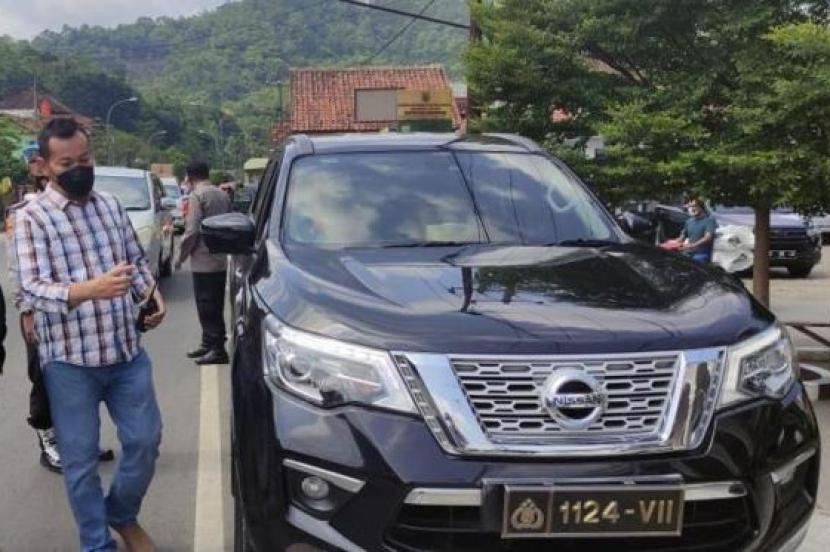 Seorang pengendara mobil nekat menggunakan plat mobil dinas palsu untuk mengelabui petugas di pos penyekatan di Kabupaten Majalengka, Ahad (16/5). Tak tanggung-tanggung, plat mobil itu bahkan menggunakan plat mobil dinas kepolisian. 