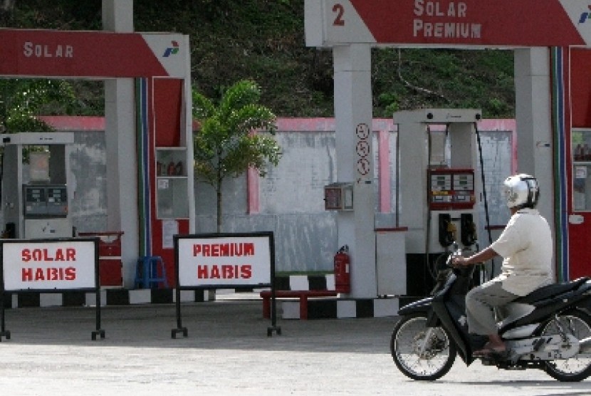 Seorang pengendara motor berada di SPBU yang telah kehabisan Bahan Bakar Minyak (BBM) di Tapaktuan, Kabupaten Aceh Selatan, Jumat (1/7). Meski persediaan solar mencapai 2.383 Kl dan bensin 2.340 Kl di depo Pertamina Krueng Raya Provinsi Aceh, namun krisis 