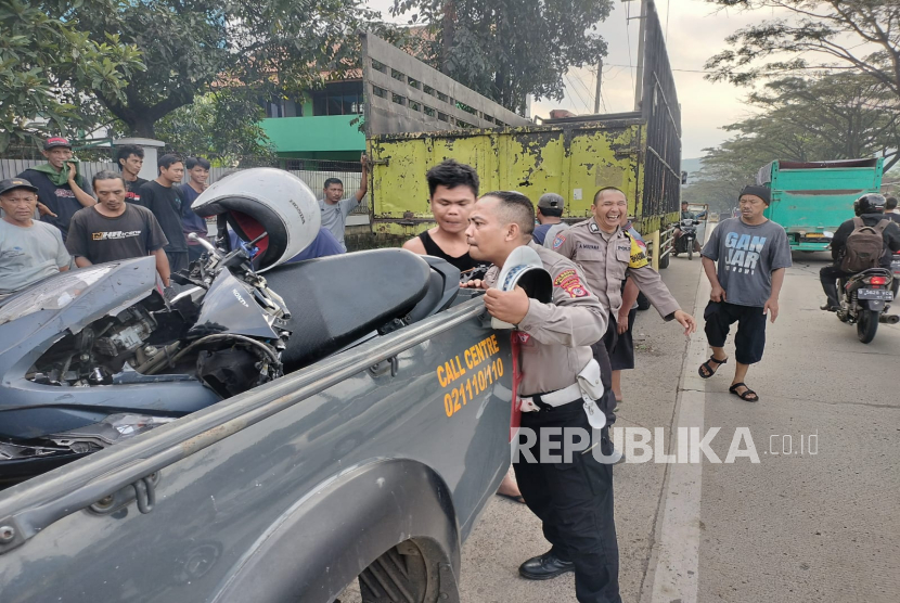 Seorang pengendara motor dan penumpangnya tewas usai menabrak bagian belakang truk di Jalan Bandung-Garut, Kecamatan Cicalengka, Kabupaten Bandung, Ahad (25/5/2025). Korban diduga Bobotoh karena mengenakan jersey sepak bola tim Persib Bandung. 