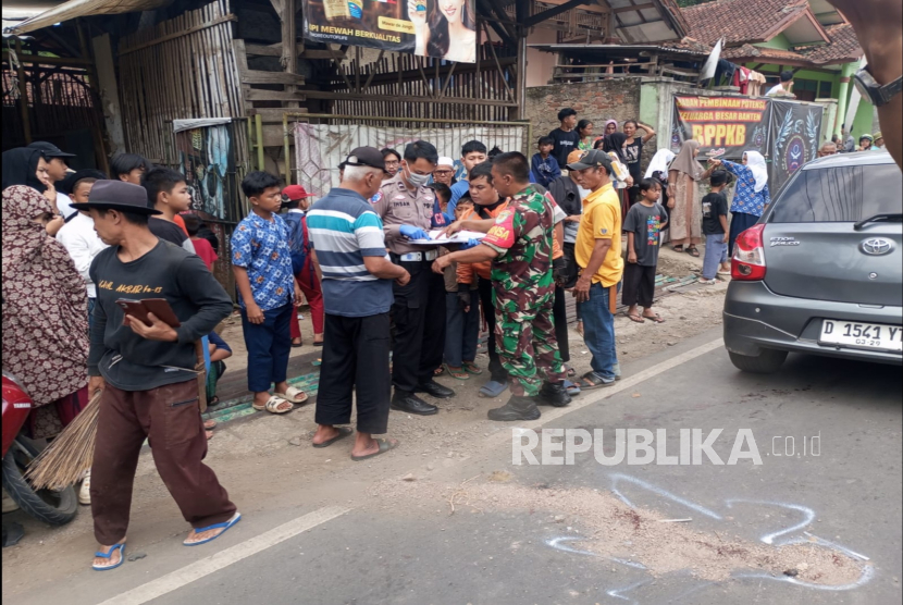 Seorang pengendara motor MP (14 tahun) yang masih berstatus pelajar tewas usai sepeda motor yang dikendarainya bersenggolan dengan pengendara lain di Jalan Soreang-Cipatik, Kabupaten Bandung, Jumat (13/12/2024). 