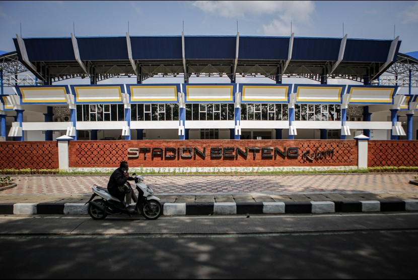 Seorang pengendara sepeda motor berhenti di depan Stadion Benteng, Kota Tangerang, Banten, Jumat (4/2/2022). Renovasi Stadion Benteng yang dapat menampung 75.000 penonton tersebut saat ini telah rampung dengan menghabiskan dana Rp 31 miliar. Kota Tangerang Gelar Liga Santri 2022
