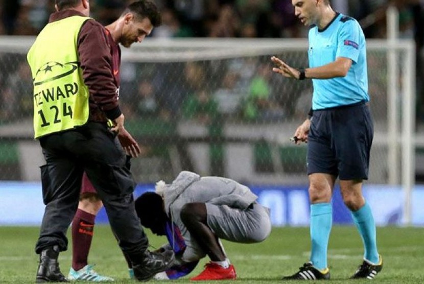 Seorang penggemar Barcelona di Lisbon, Portugal, mencium kaki Messi 