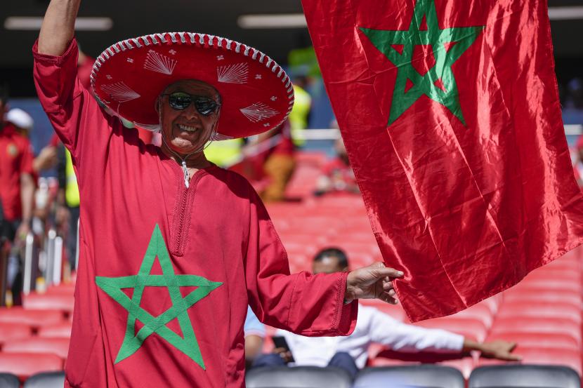  Seorang mengangkat bendera Maroko (ilustrasi)