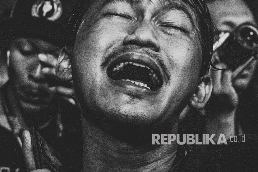 Seorang penggemar menikmati aksi panggung penyanyi campursari Didi Kempot saat konser di Tigaraksa, Tangerang, Banten.