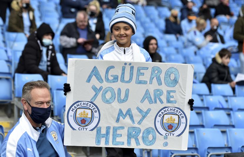  Seorang penggemar muda menunjukkan dukungannya untuk Sergio Aguero Manchester City sebelum pertandingan sepak bola Liga Premier Inggris antara Manchester City dan Everton di stadion Etihad di Manchester, Minggu, 23 Mei 2021. 
