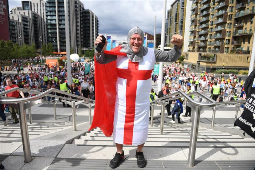 Seorang penggemar timnas Inggris menggunakan replika pakaian perang salib. (Ilustrasi).
