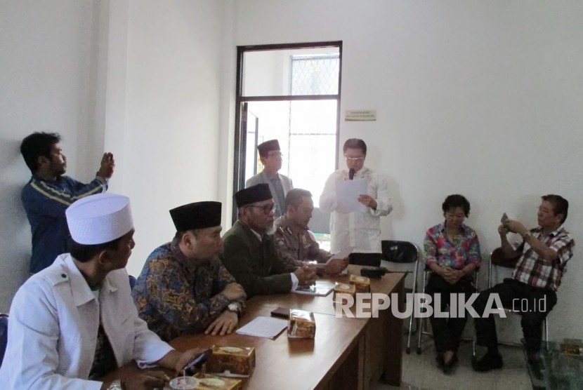 Seorang penghujat Majelis Ulama Indonesia (MUI) di Kota Sukabumi Yuan Lee (49) tobat dan memintaa maaf kepada umat Islam Jumat (9/12). Dalam akun facebooknya Yuan Lee yang seorang mualaf ini sempat menghina MUI dan FPI (Ilustrasi)                           