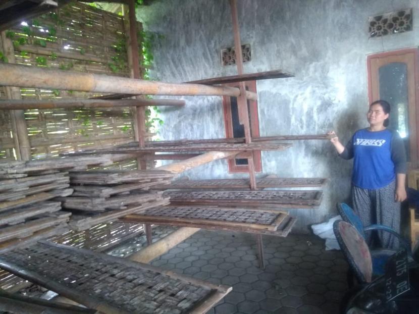 Seorang pengrajin tahu tempe di Blok Bungkul, Kelurahan Bojongsari, Kecamatan/Kabupaten Indramayu menunjukkan rak tahu dan tempe yang kosong, Senin (22/2). Mereka memutuskan mogok tiga hari sebagai bentuk protes mahalnya harga kedelai. 