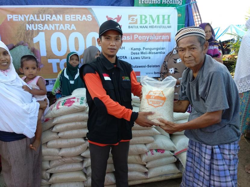Seorang pengungsi banjir Masamba menerima bantuan beras yang disalurkan oleh BMH.