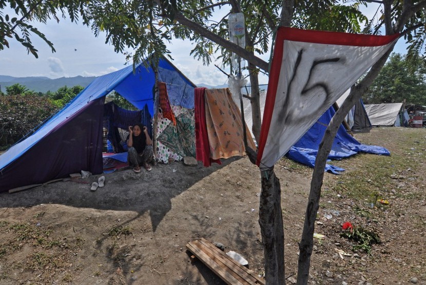 Seorang pengungsi korban gempa dan likuefaksi di Sulteng masih berada di tenda pengungsian (ilustrasi) 