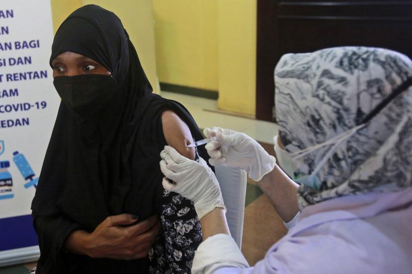 Dinas Kesehatan Provinsi Sumatera Utara melaporkan jumlah warga setempat yang telah menerima dosis vaksin booster mencapai 734.077 jiwa dari total sasaran vaksinasi 11.419.559 orang. 