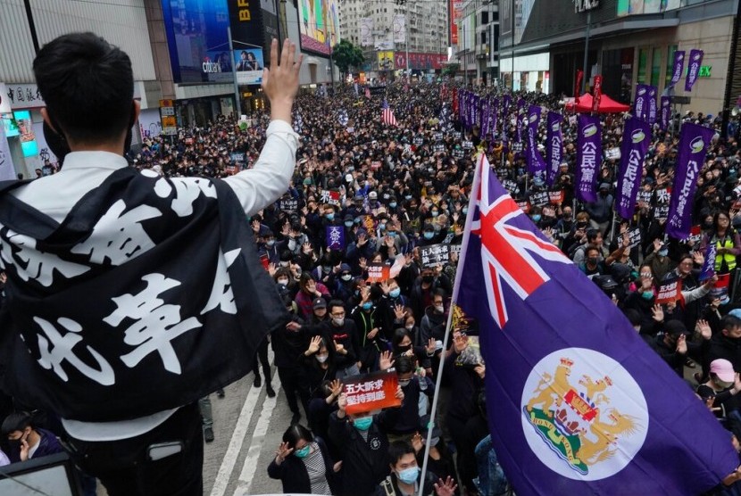 Seorang pengunjuk rasa berpartisipasi dalam demonstrasi di Hong Kong, Rabu (1/1).