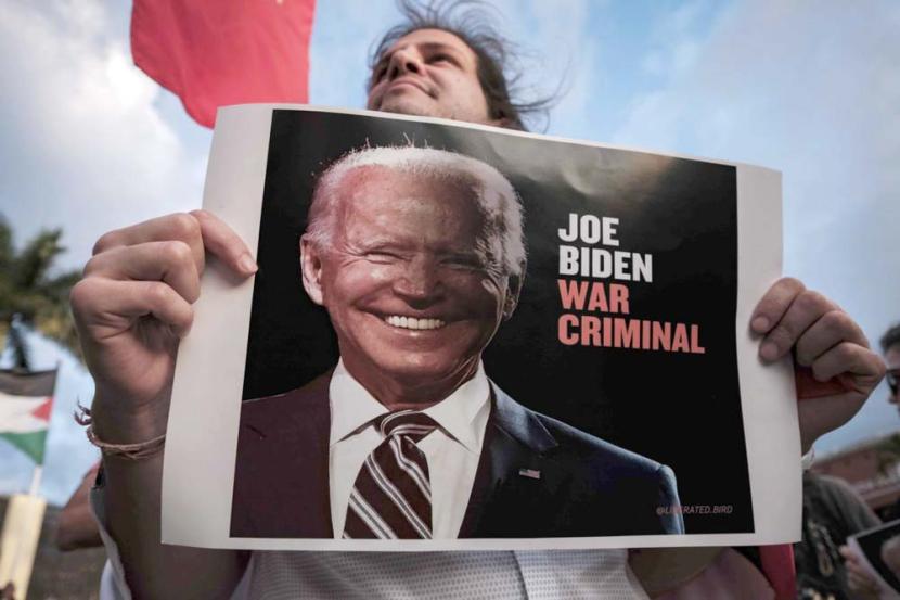  Seorang pengunjuk rasa memegang poster bergambar Presiden AS Joe Biden, saat unjuk rasa mengecam dukungan AS terhadap Israel, di San Jose, Kosta Rika, 16 Januari 2024 lalu.