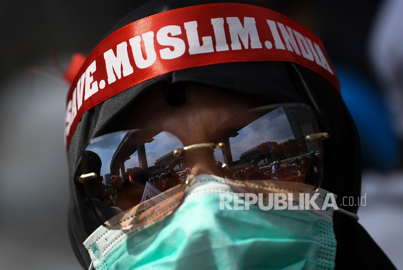 Seorang pengunjuk rasa mengikuti aksi di depan Kedubes India, Jakarta, Jumat (6/3/2020).(Antara/Wahyu Putro A)