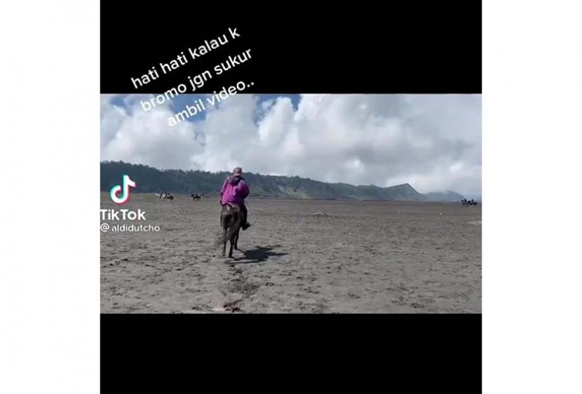 Seorang pengunjung dimintai uang saat merekam video kuda di Gunung Bromo viral di media sosial.