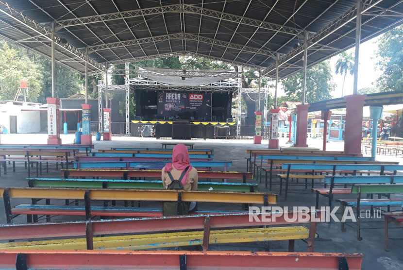 Seorang pengunjung duduk di area hiburan musik Taman Hiburan Rakyat (THR) Sriwedari, Kamis 12/10).
