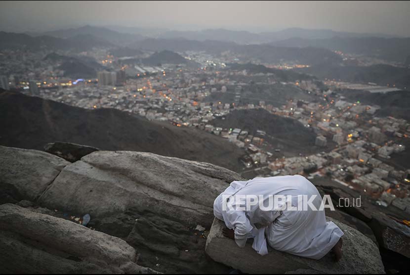 Seorang pengunjung Gunung Jabal Nur melaksanakan shalat di ketinggian gunung tempat Nabi Muhammad menerima wahyu pertamanya.