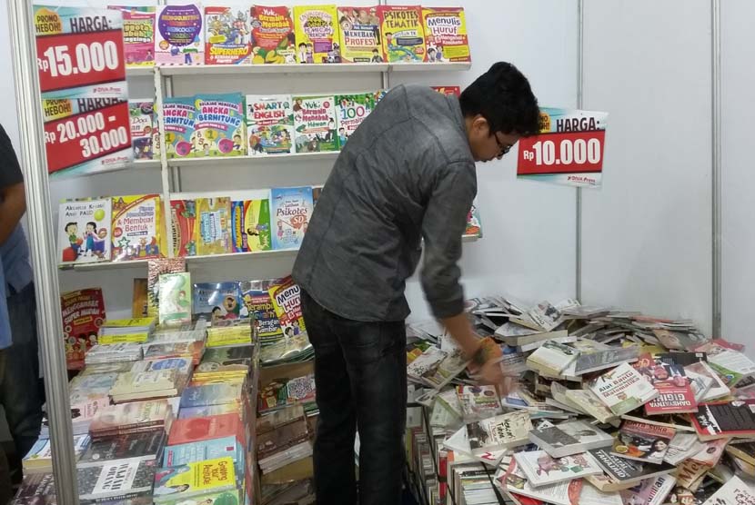 Seorang pengunjung Jakarta Book Fair 2015 sedang memilih buku murah. Pameran yang diadakan oleh Ikapi DKI Jakarta di Plaza Parkir Timur Senayan Jakarta itu diselenggarakan 27 Juli hingga 3 Agustus 2015.