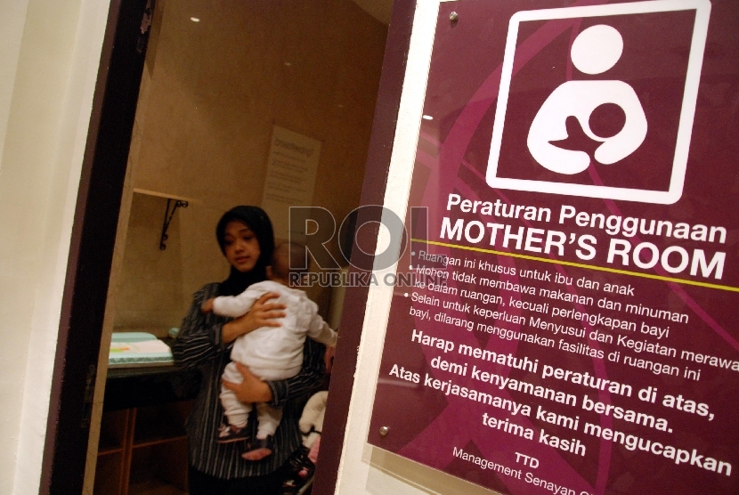 Seorang pengunjung mal usai menyusui bayinya di ruang menyusui khusus atau mother room di Senayan City, Jakarta, Rabu (16/2). Ruangan khusus menyusui dan mengganti popok ini merupakan salah satu layanan pihak pusat perbelanjaan untuk memudahkan ibu.