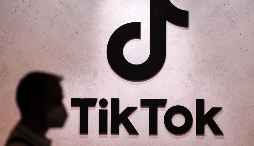 Seorang pengunjung melewati stan pameran TikTok di pameran game komputer Gamescom di Cologne, Jerman, Kamis, 25 Agustus 2022. Negara Bagian Dakota Selatan di AS Larang TikTok dari Perangkat Pemerintah