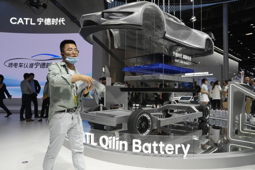 Seorang pengunjung melewati stan pembuat baterai Tiongkok CATL selama Auto China 2024 di Beijing, Kamis, 25 April 2024. CATL meluncurkan teknologi baterai terbaru yang mampu melaju 1.000 kilometer dalam sekali pengisian daya