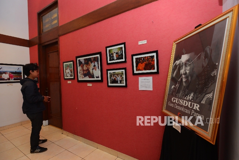 Seorang pengunjung melihat koleksi foto Gus Dur di rumah pergerakan Gus Dur sesaat sebelum pembukaan di Menteng, Jakarta Pusat, Ahad (24/1).