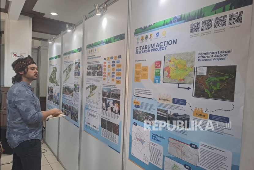 Seorang pengunjung melihat pameran laboratorium hidup Citarum.