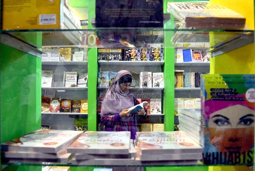 Seorang pengunjung membaca buku di pameran Islamic Book Fair (IBF) 2013 di Senayan, Jakarta, Ahad (10/3).  (Republika/Agung Supriyanto)