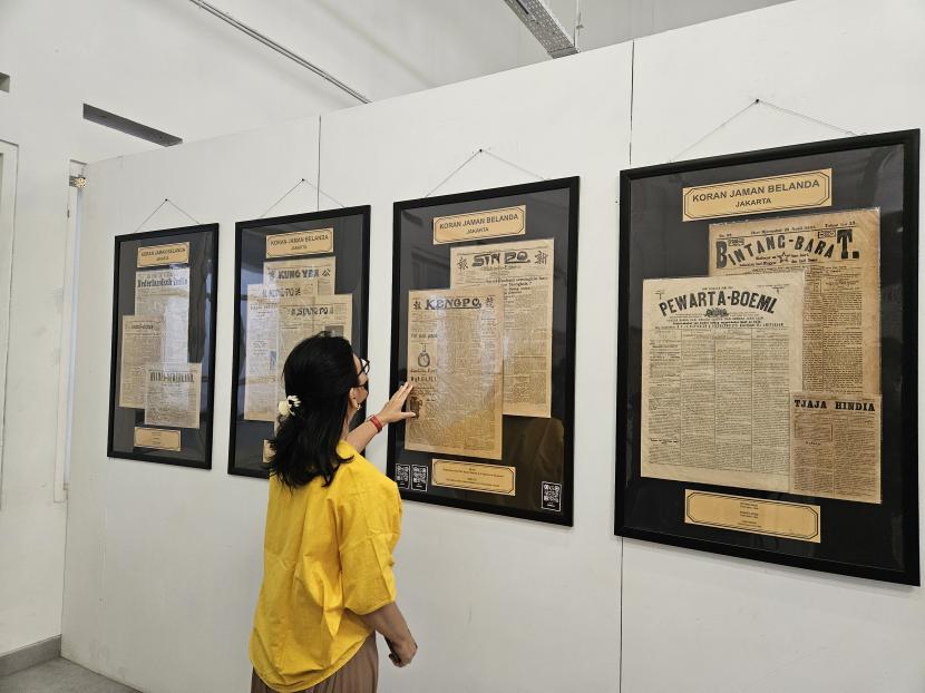 Seorang pengunjung membaca pajangan koran dalam acara Pameran Koran Langka: Pers dalam Lorong Waktu & Penyelamatan Asip di Jalan Kepodang 64, Kota Lama, Kota Semarang, Selasa (13/8/2024).