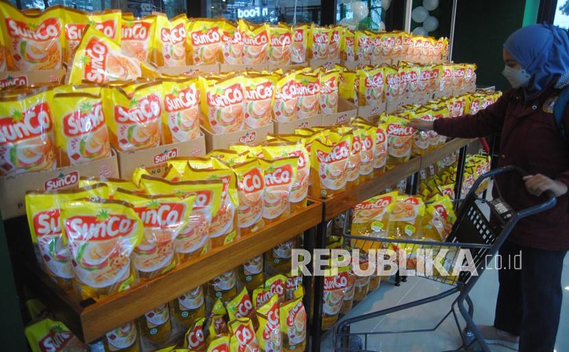 Seorang pengunjung memilih minyak goreng kemasan di Supermarket GS, Mal Boxies123, Bogor, Jawa Barat. Kebijakan larangan dan/atau pembatasan berupa kewajiban pencatatan ekspor untuk minyak sawit (CPO) dan minyak goreng resmi berlaku. Dengan kata lain, setiap perusahaan yang akan mengekspor sawit wajib mengantongi persetujuan dari pemerintah terlebih dahulu.