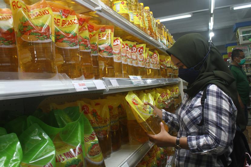 Seorang pengunjung memilih minyak goreng yang dijual di supermarket di Pontianak, Kalimantan Barat, Kamis (23/12/2021) (ilustrasi). Kementerian Perdagangan telah menyalurkan 11 juta liter minyak goreng dengan harga terjangkau ke 45 ribu gerai ritel perdagangan nasional guna menstabilkan harga minyak goreng di pasaran