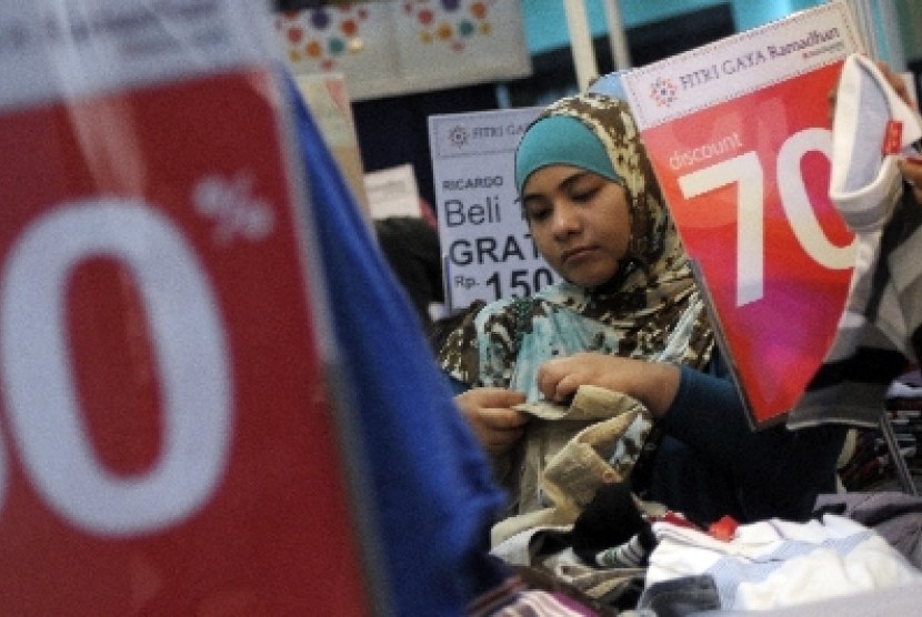 Seorang pengunjung memilih pakaian yang didiskon jelang Lebaran di salah satu pusat perbelanjaan Jakarta.