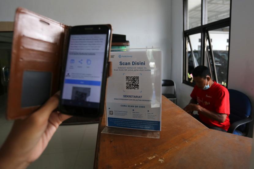 Seorang pengunjung memindai kode QR melalui aplikasi Peduli Lindungi (ilustrasi). Pemerintah Kota Pontianak, Kalimantan Barat, mulai menerapkan aplikasi Peduli Lindungi secara bertahap.
