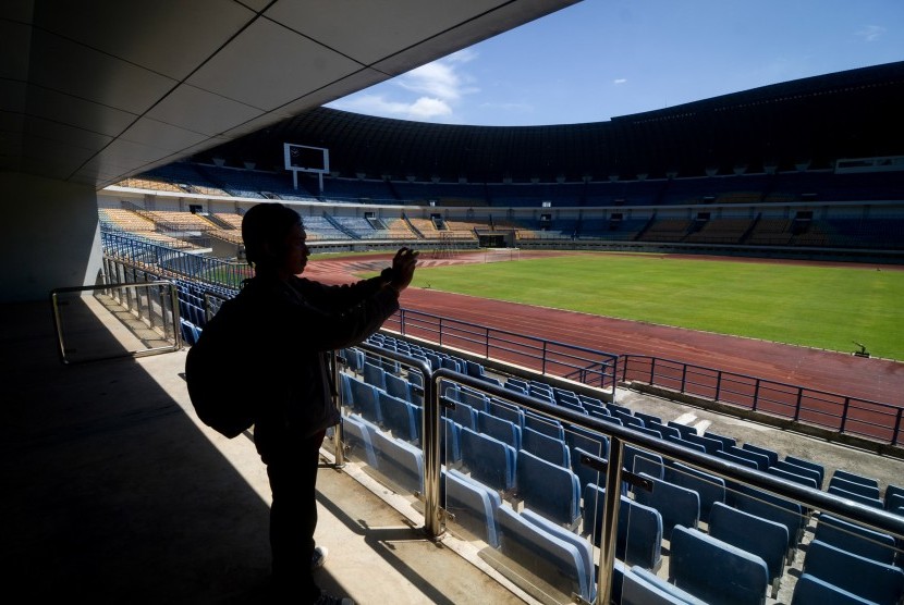 Seorang pengunjung memotret lapangan Stadion Gelora Bandung Lautan Api (GBLA) di Gedebage, Bandung, Jawa Barat, Selasa (14/1/2020). 