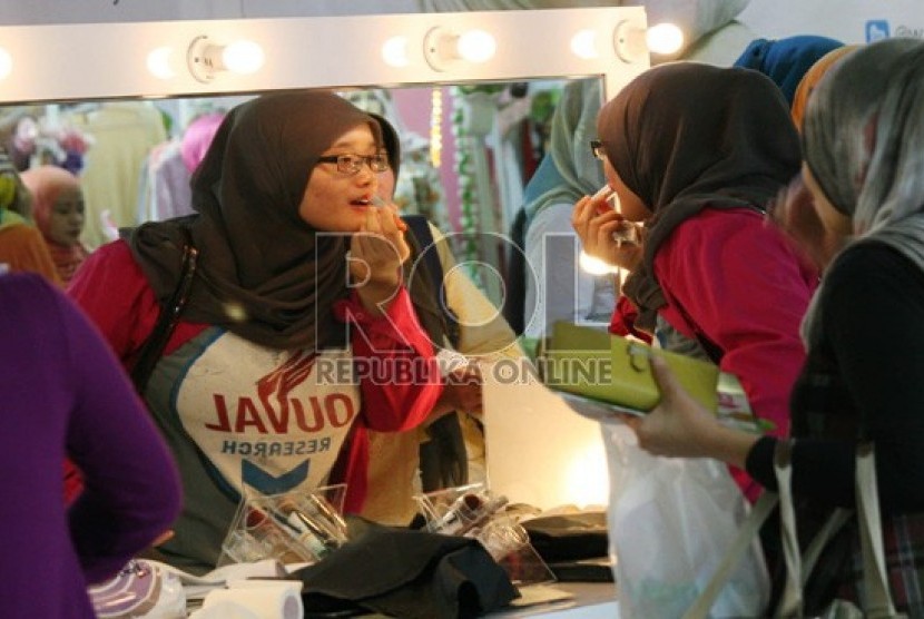  Seorang pengunjung mencoba produk kosmetik di acara 'Indonesia Hijab Fest 2013' di Gedung Sabuga, Bandung, Jumat (31/5).  (Republika/Edi Yusuf)