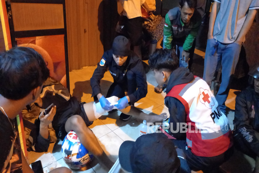 Seorang Pengunjung Mendapat Pertolongan Pertama Usai Mengalami Luka Akibat Ledakan di Sebuah Warung Kopi di CIMAHI -- Peristiwa ledakan tabung gas terjadi di Ibu Ganirah, RT 04/02, Kelurahan Cibeber, Kecamatan Cimahi Selatan, Kota Cimahi, Jawa Barat