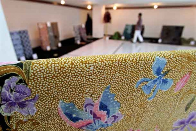   Seorang pengunjung mengamati koleksi batik yang dipamerkan di Gedung Kesenian Koesnadi Hardjosoemantri, UGM, Yogyakarta, Senin (1/10). 
