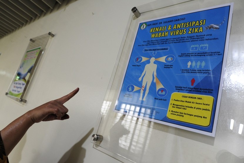 Seorang pengunjung mengamati poster yang menginformasikan tentang virus Zika di RSPI Sulianti Saroso, Jakarta, Jumat (12/2).