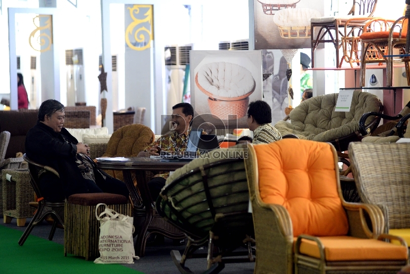 Seorang pengunjung mengamati produk furniture pada pameran Indonesia International Furniture Expo (IFEX) 2015 di JI Expo Kemayoran, Jakarta, Kamis (12/3).